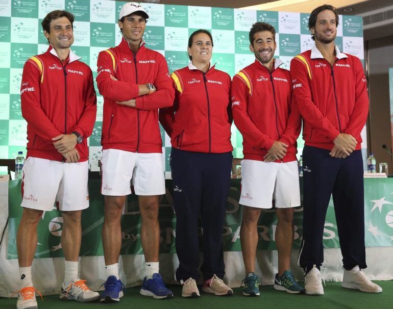 NU10 NUEVA DELHI (INDIA) - Los tenistas españoles David Ferrer (i-d) y Rafael Nadal, la capitana del equipo español Conchita Martínez, y los tenistas Marc López y Feliciano López posan para los fotógrafos tras una ceremonia de sorteo para la Copa Davis en
