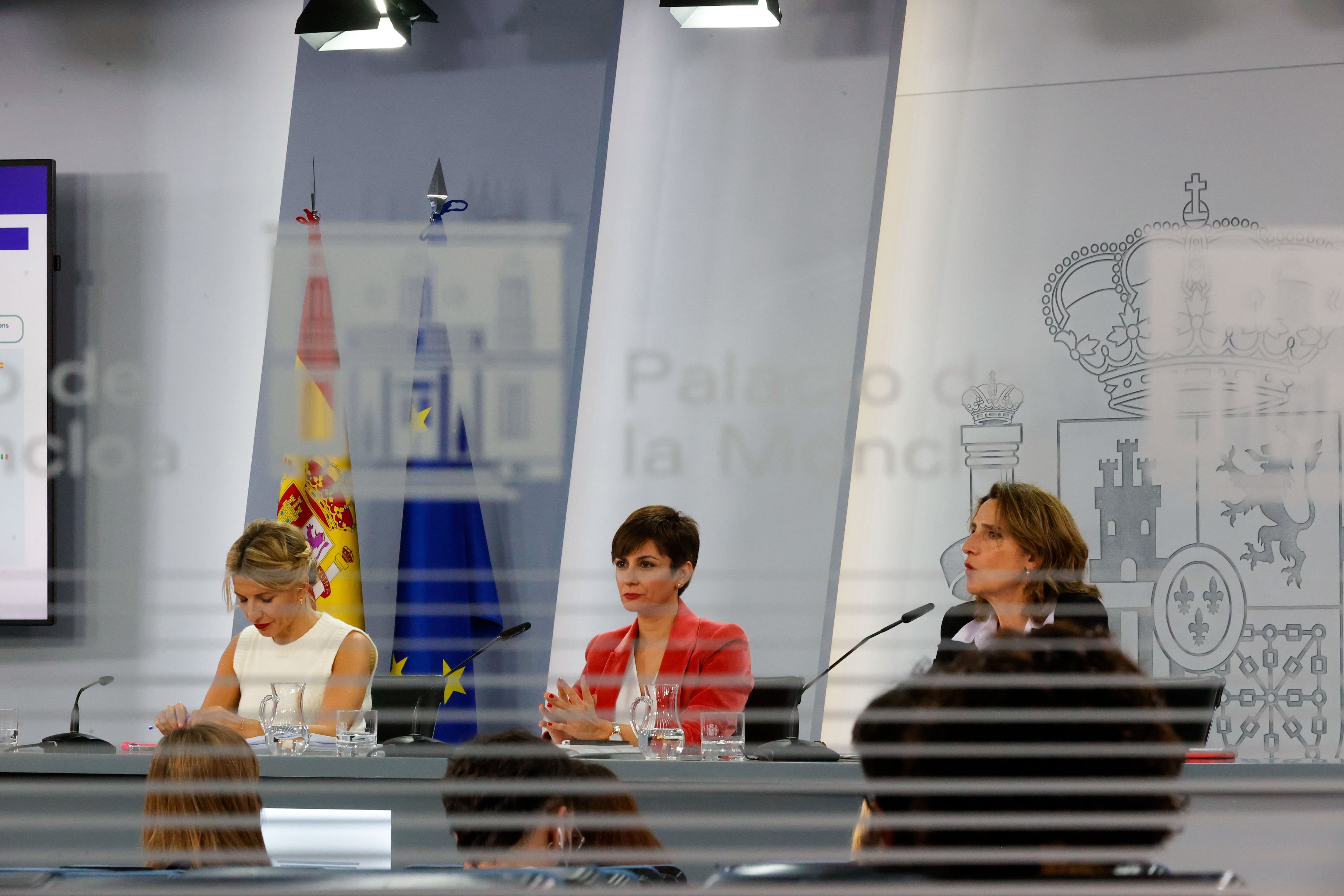 (De i a d) Las ministras de Trabajo Yolanda Díaz, Política Territorial Isabel Rodríguez y Transición Ecológica Teresa Ribera ofrecen la rueda de prensa posterior al Consejo de Ministros en el Palacio de la Moncloa en Madrid, este martes.