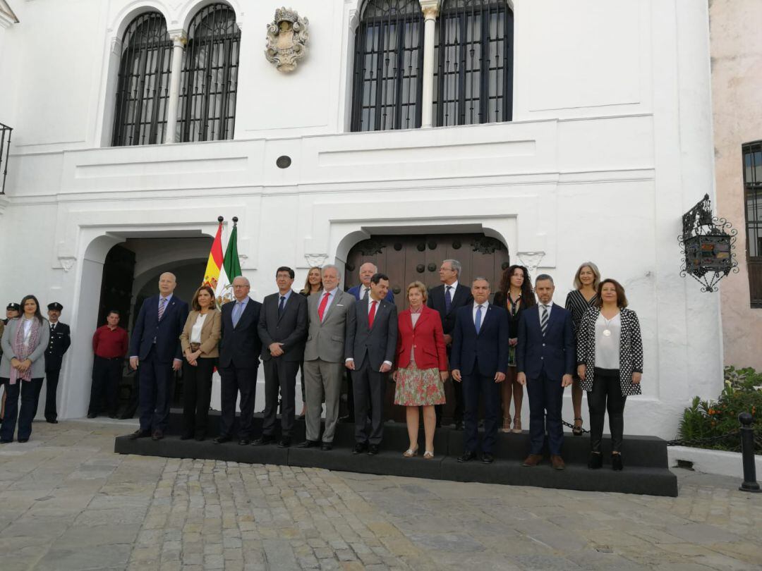 Gobierno andaluz junto con el actual duque de Medina Sidonia y Lilianne Dahlmann, presidenta de la Fundación Casa Ducal