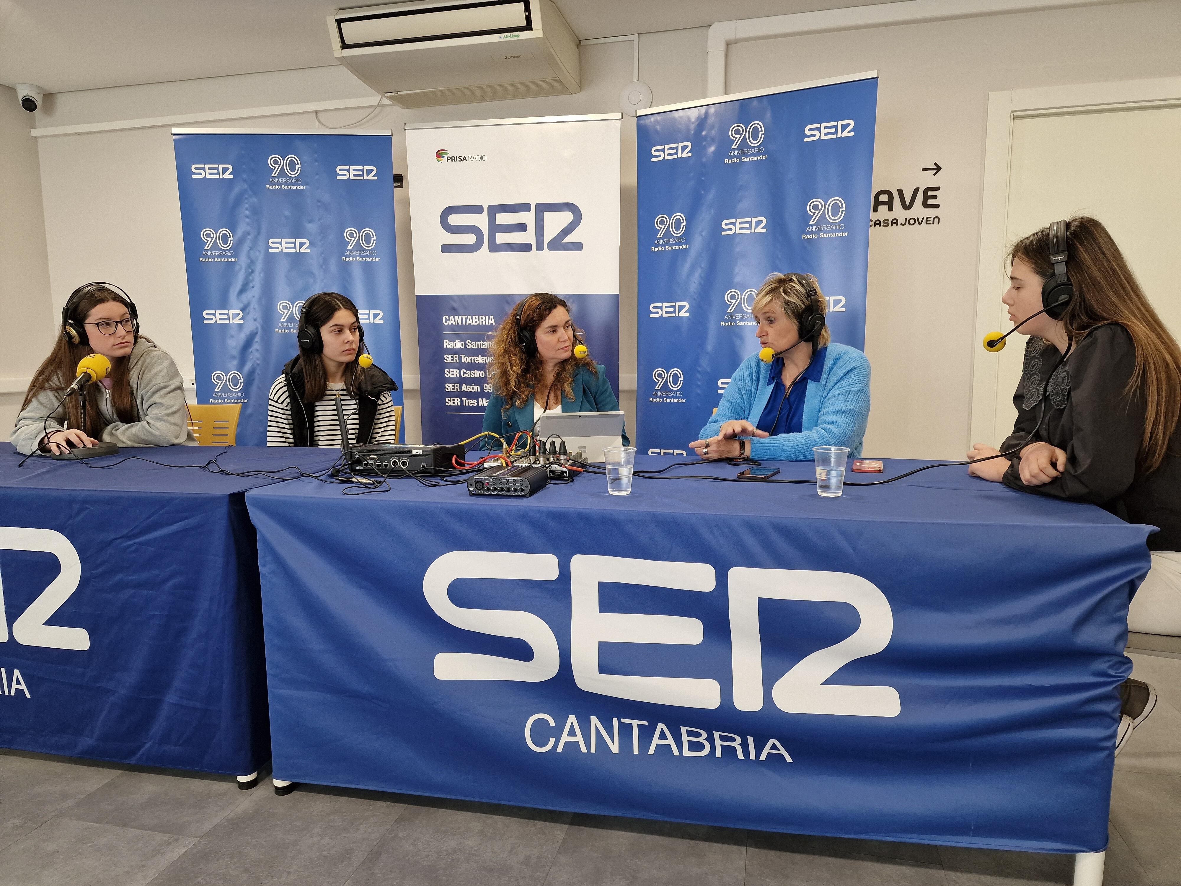 Alumnas del IES Valle de Camargo, durante la emisión de Hoy por Hoy Cantabria desde la Casa Joven.