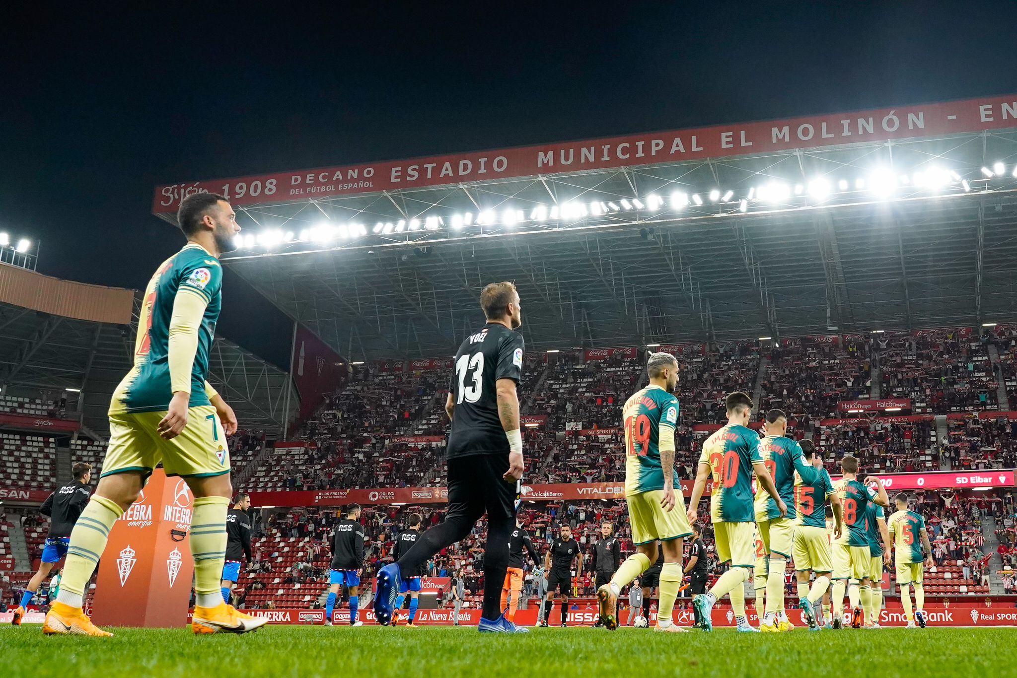 Sporting y Eibar saltan al césped de El Molinón