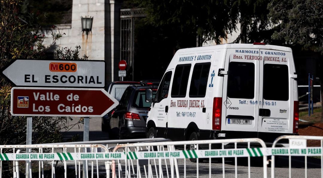 La furgoneta de la empresa de mármoles conquense a su llegada al Valle de los Caídos. 