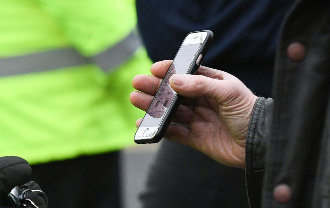 Un hombre mostrando su pasaporte COVID