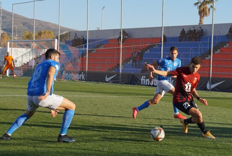 Julen Gutiérrez contra el balón ante dos contrarios