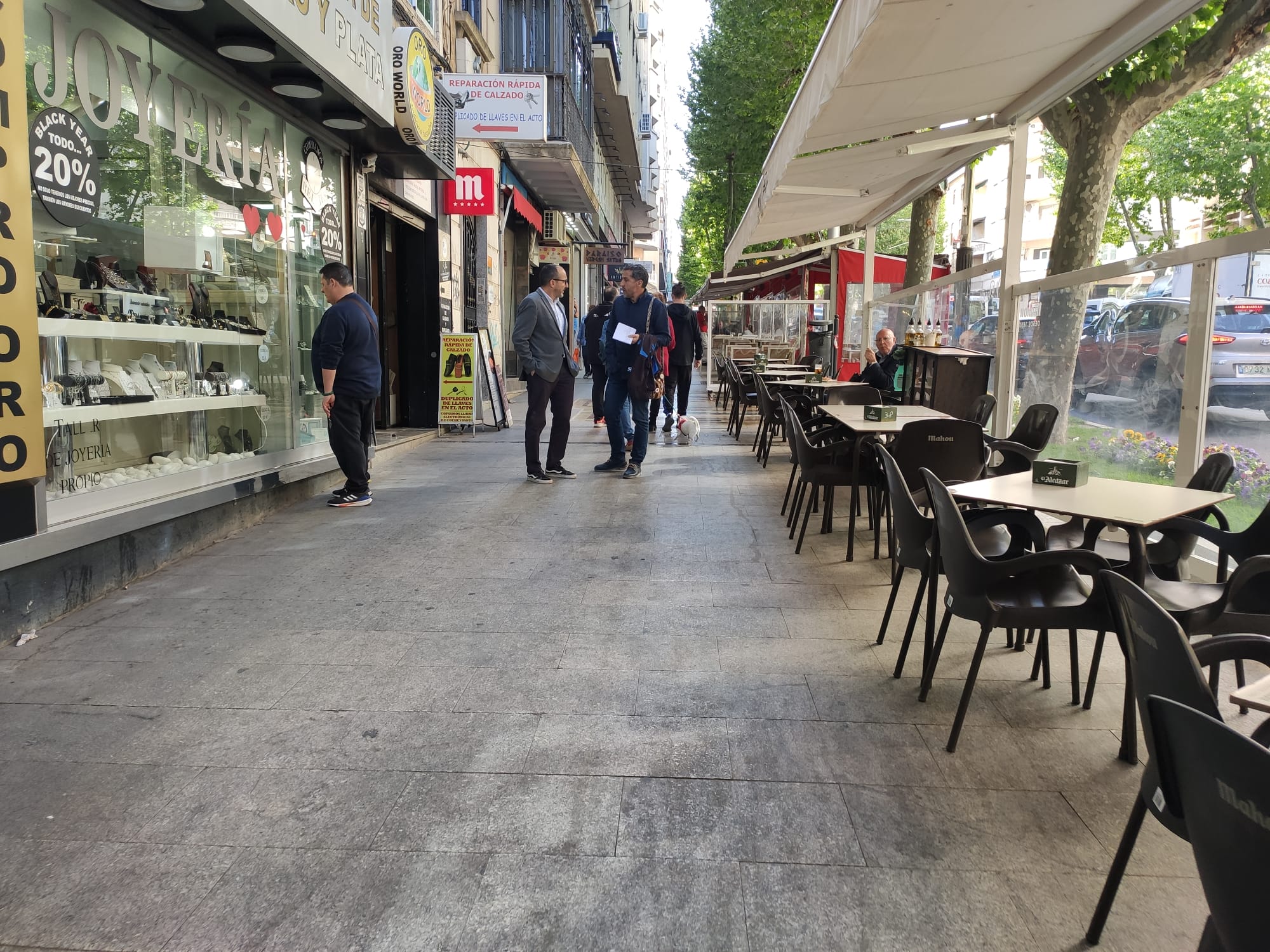 El Paseo de la Estación de Jaén capital, con personas andando en un día soleado