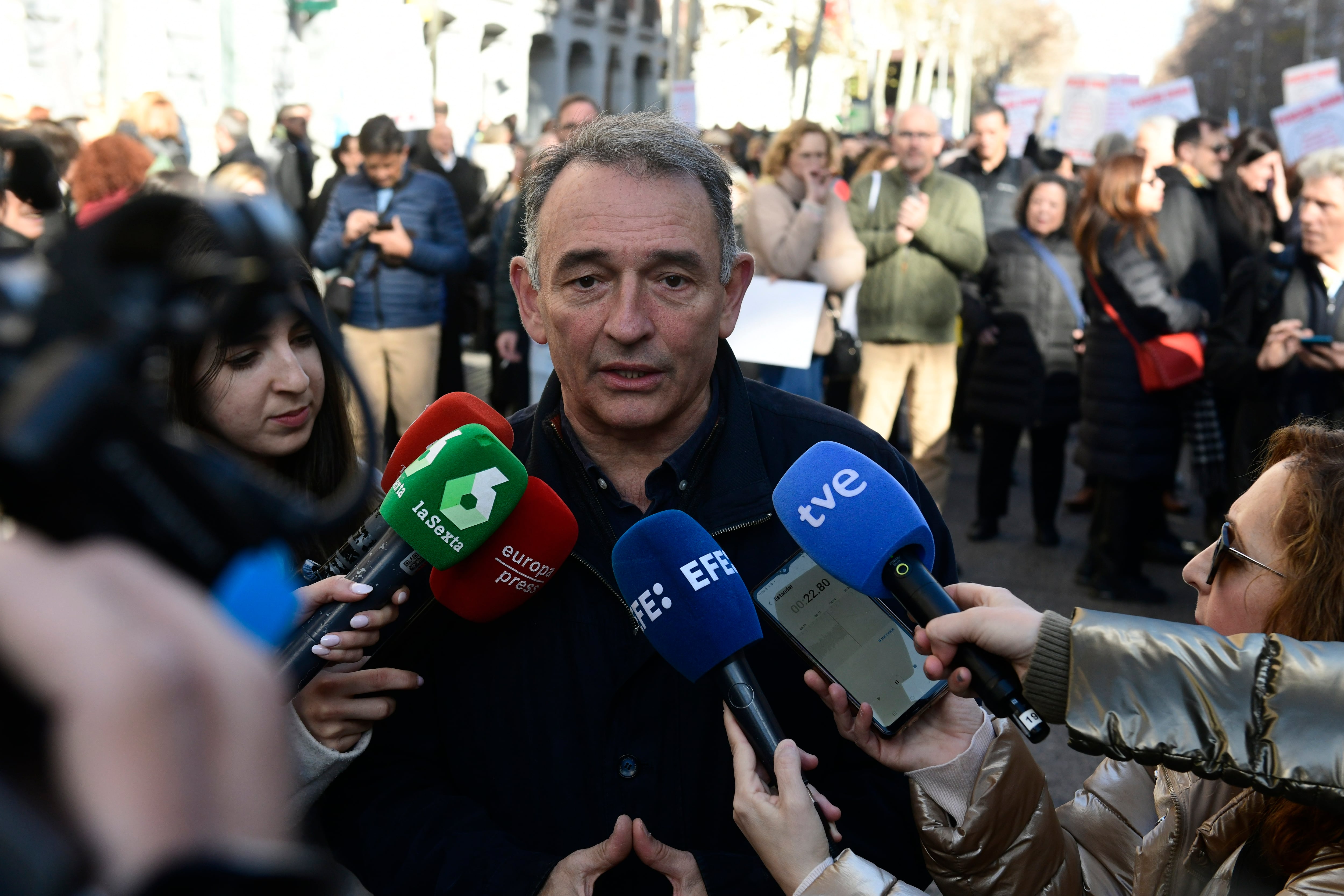 Madrid, 03/02/2024.- El diputado de Sumar Enrique Santiago atiende a los medios durante la manifestación convocada por la Asociación Libre de Abogadas y Abogados (ALA), la Asociación Nacional de Afectados por la Mutualidad de la Abogacía y por el Movimiento #J2 en la que abogados y procuradores de toda España demandan una jubilación justa y una dignificación del turno de oficio, este sábado en Madrid. EFE/Víctor Lerena