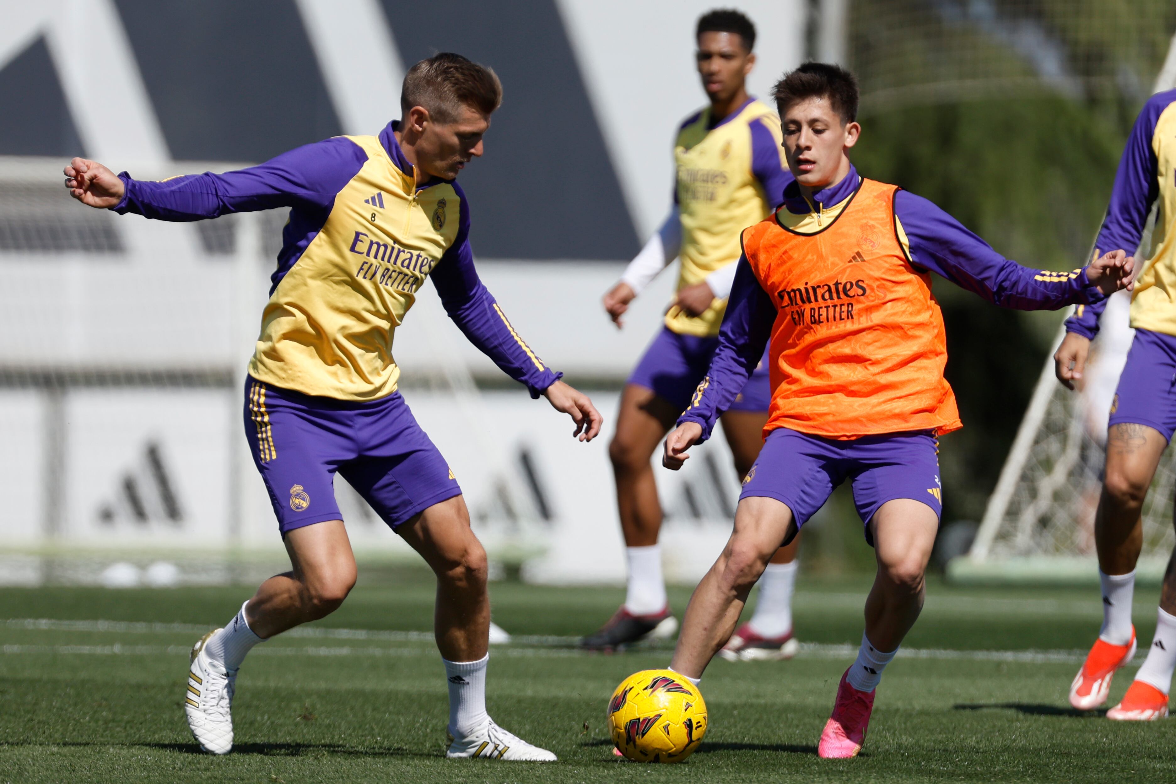 Güler y Toni Kroos durante un entrenamiento con el Real Madrid