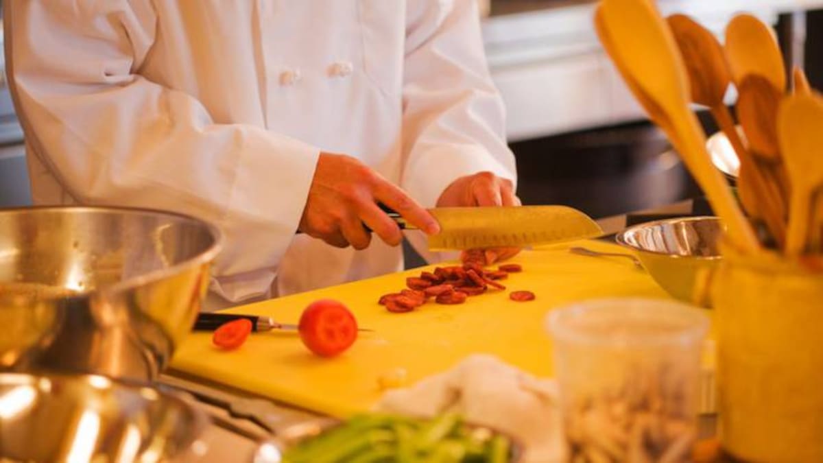 La presidenta de la Real Academia de Gastronomía dice que para subir los sueldos "el personal debe formarse y tener ganas de trabajar"