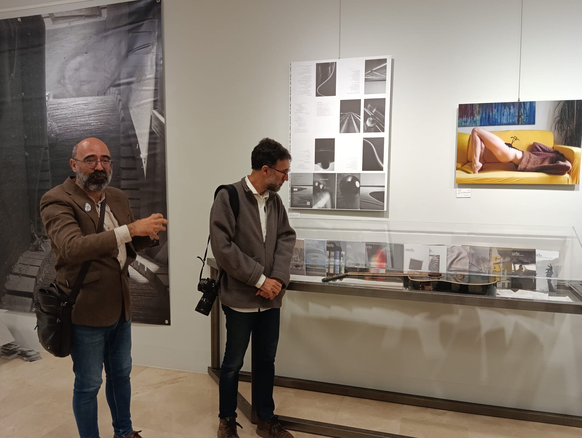 Oscar Esquivias (izq) y Asís González Ayerbe en la visita guiada a la muestra tras su presentación institucional
