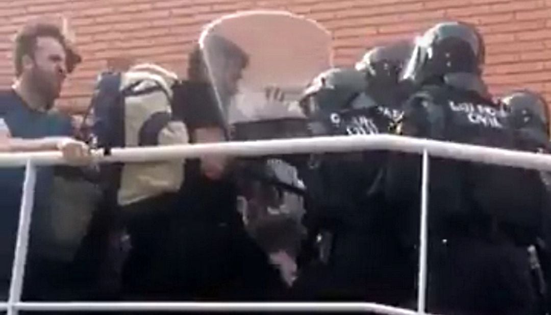 Imatges dels enfrontaments a les portes de l'institut de Sant Joan de Vilatorrada, l'1 d'octubre de 2017