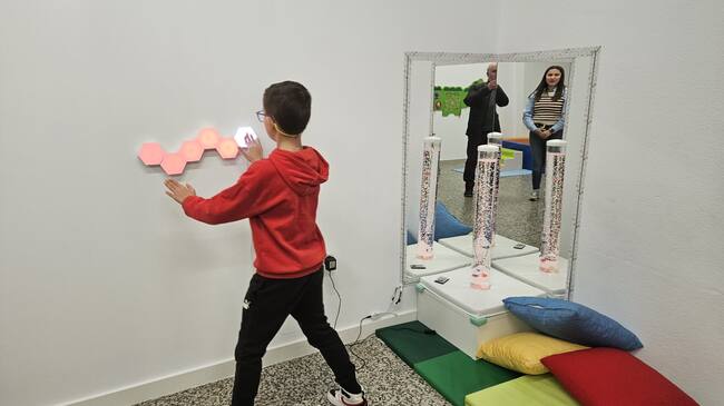 Uno de los niños de la asociación en la sede de la asociación en la Casa de la Cultura, 2 ª Planta