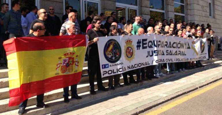 Una manifestación de JUSAPOL pidiendo la equiparación salarial