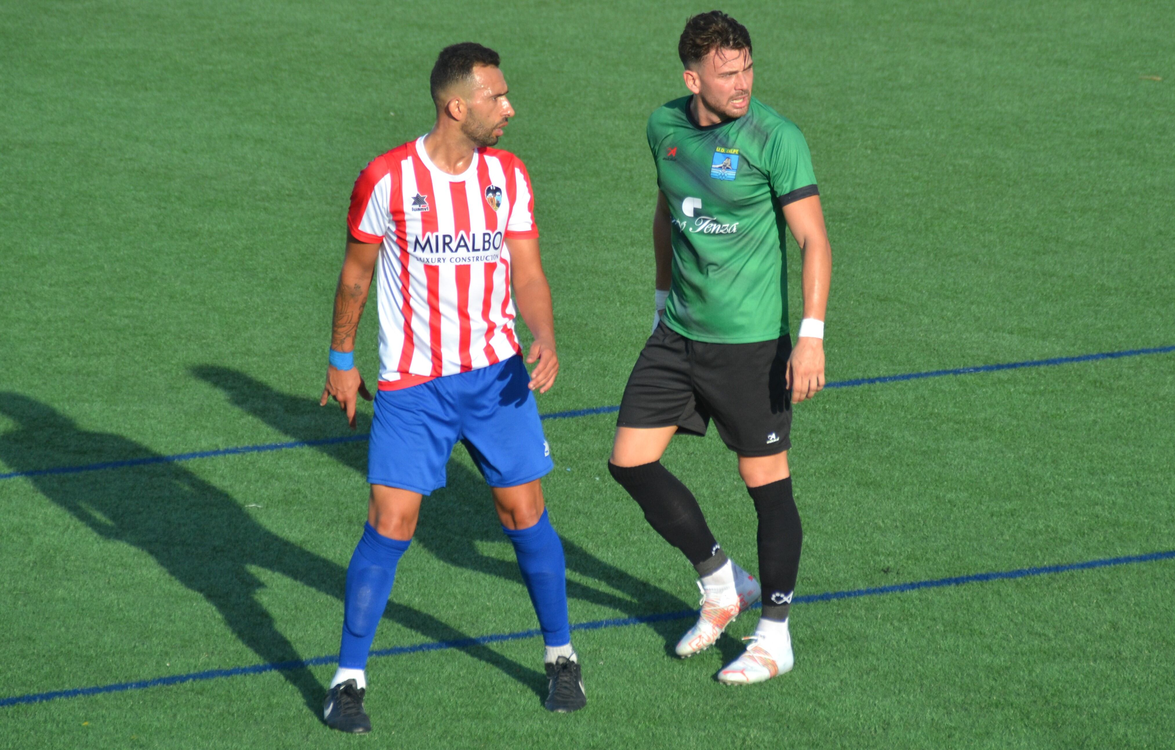 Javi, del Jávea, y Michael, del Calpe, durante un partido.