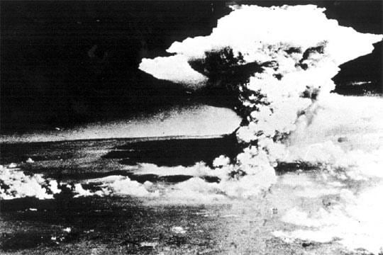 6 de agosto de 1945, el Enola Gay lanza sobre Hiroshima la primera bomba atómica. (Foto: AGENCIA GAMMA)