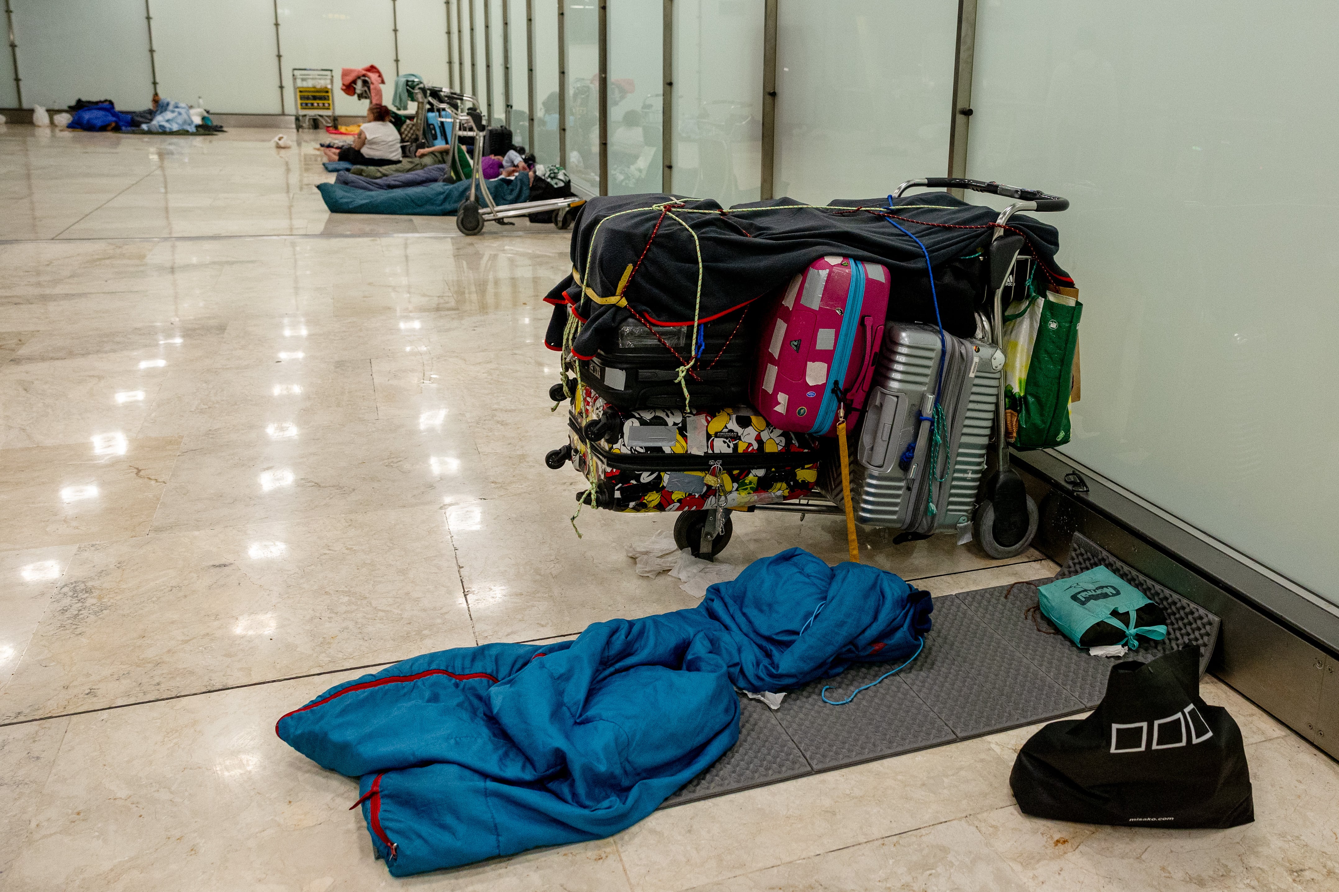 Aena ha comenzado los controles de acceso al aeropuerto Adolfo Suárez Madrid-Barajas para evitar que se agrave la situación generada por la pernoctación de personas sin hogar en las terminales.