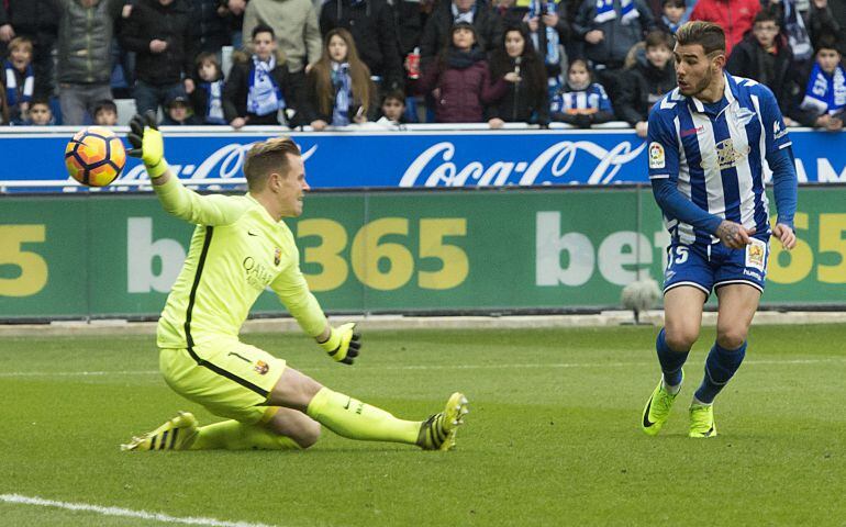 Theo Hernández encara a Ter Stegen en el partido de Liga entre el Alavés y el FC Barcelona 