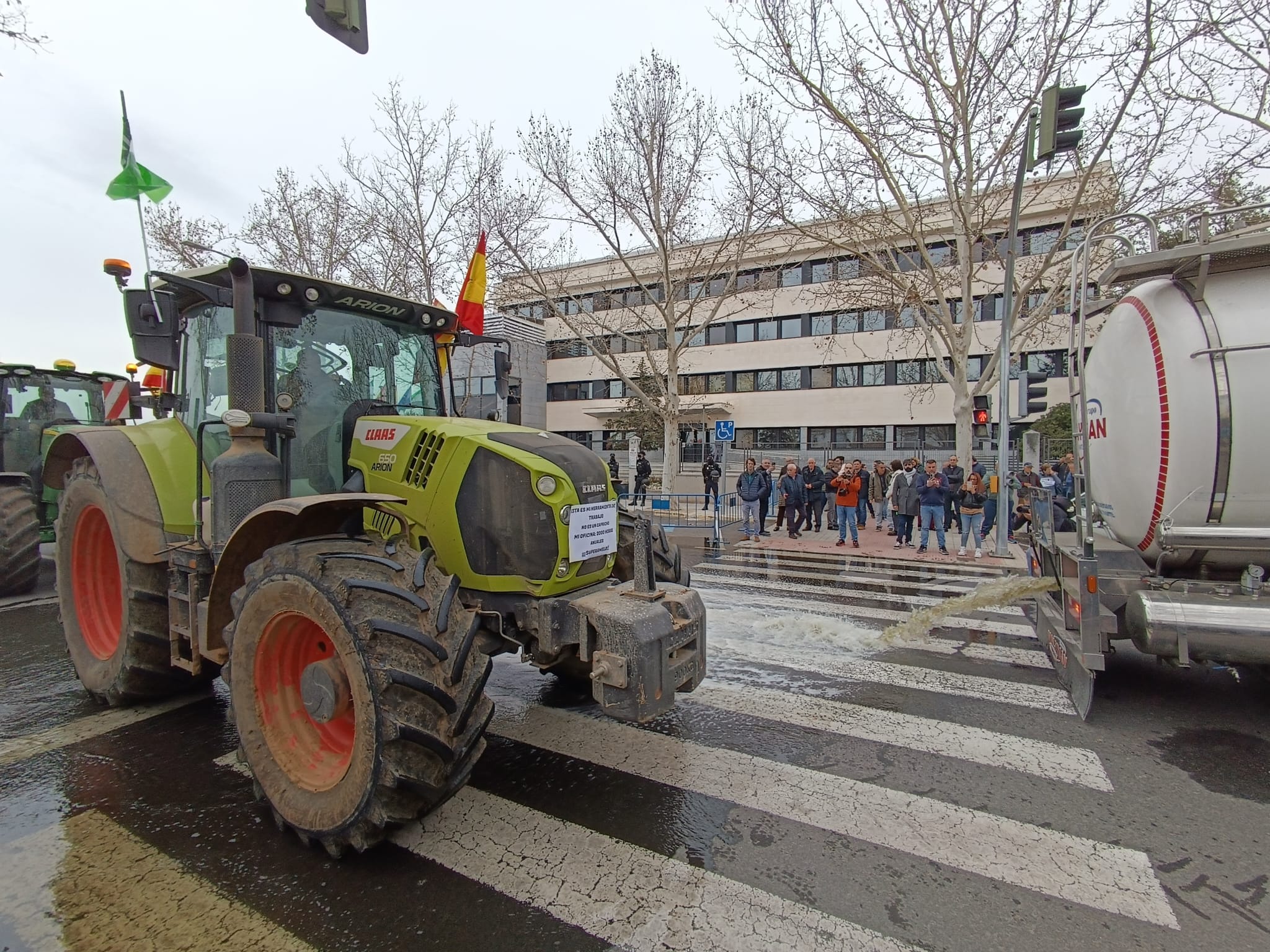 Las protestas han llegado a la Confederación Hidrográfica del Guadiana