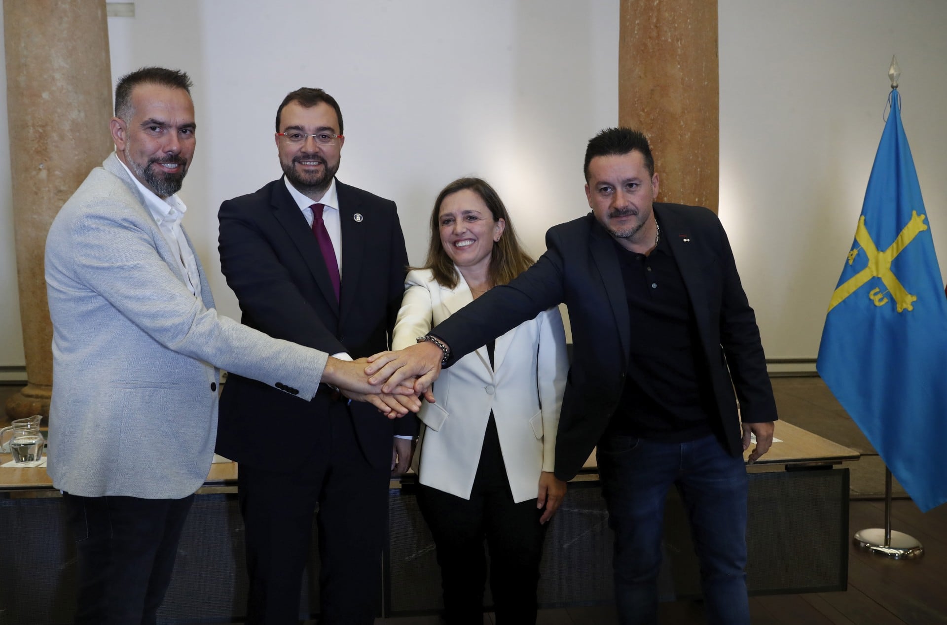 En la imagen (de izqda. a dcha.), el secretario general de CC.OO., José Manuel Zapico; el presidente del Principado de Asturias, Adrián Barbón; la presidenta de la Federación Asturiana de Empresarios (Fade), María Calvo, y el secretario general de UGT, Javier Fernández Lanero.