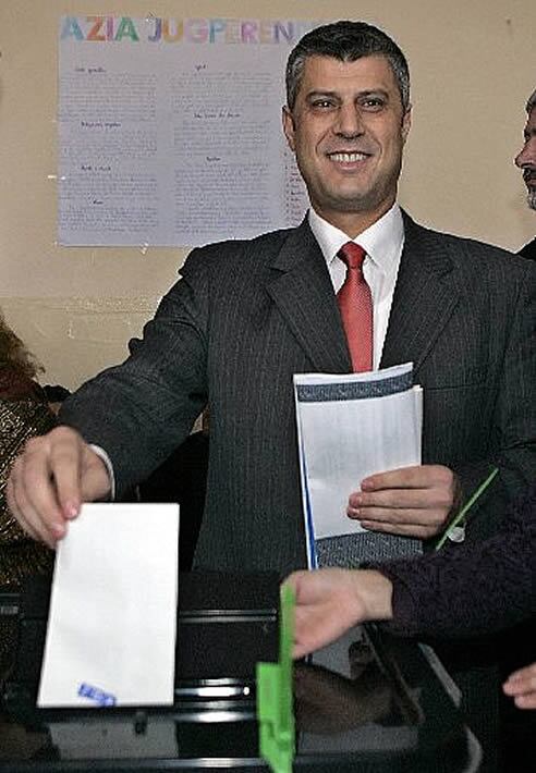 Hashim Thaci deposita su papeleta en Pristina durante las elecciones parlamentarias de Kosovo
