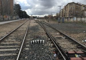 Las vías del tren convencional, a su paso por el centro de la ciudad