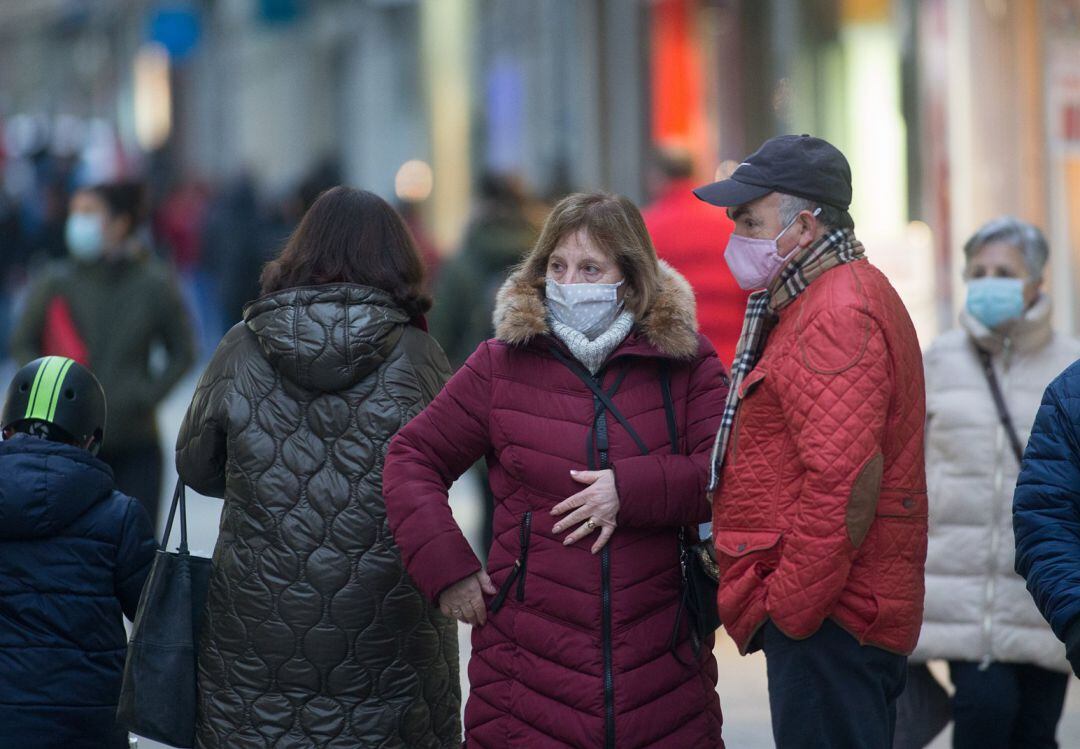 Un hombre y una mujer con mascarilla