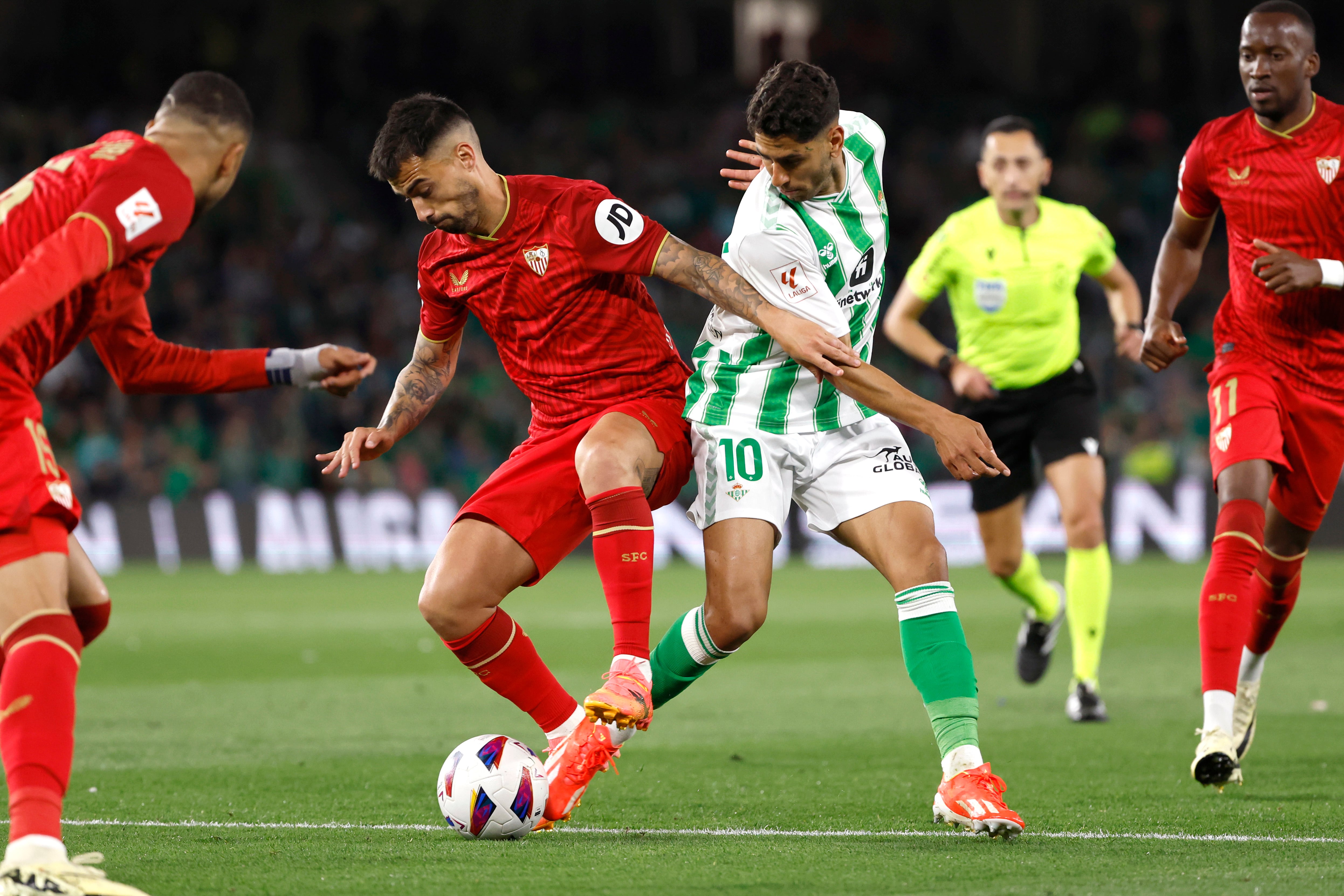 Ayoze Pérez pelea un balón con &#039;Suso&#039; durante el partido de Liga que Real Betis y Sevilla FC disputan en el estadio Benito Villamarín.