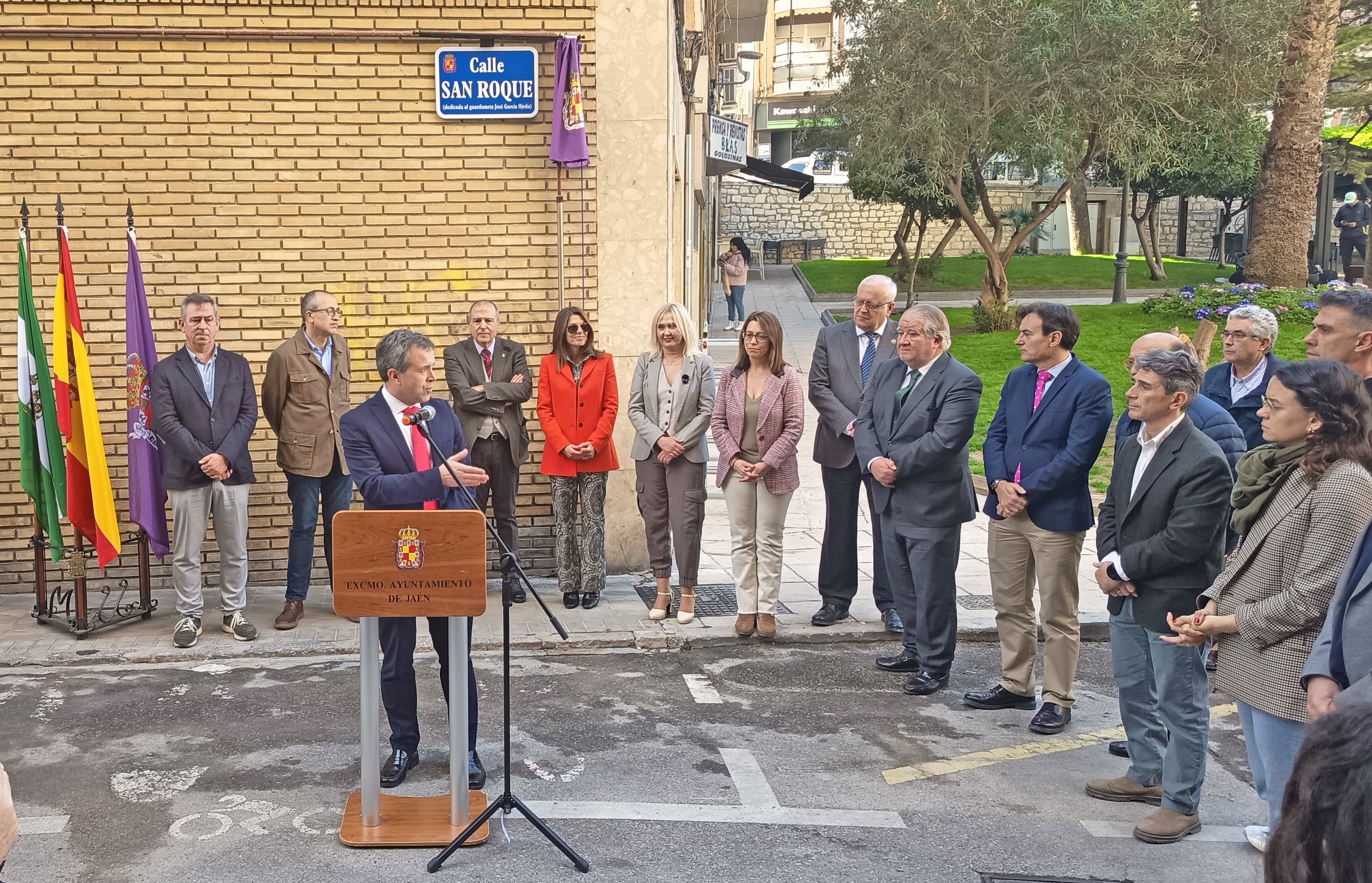 El alcalde de Jaén, Julio Millán, durante el homenaje al porteo del Real Jaén, José García Ojeda.