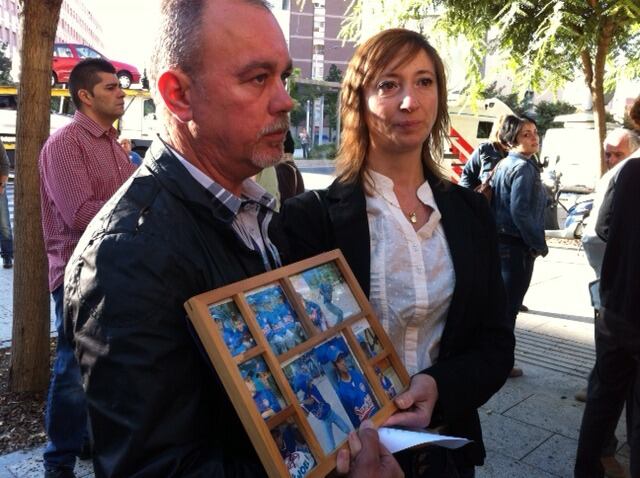 Gonzalo Bagrio i la seva dona, Pilar Carrasco, mostrant fotografies del seu fill Eric, que va perdre la vida en l'ensorrament del Túnel de batuda de Sant Boi