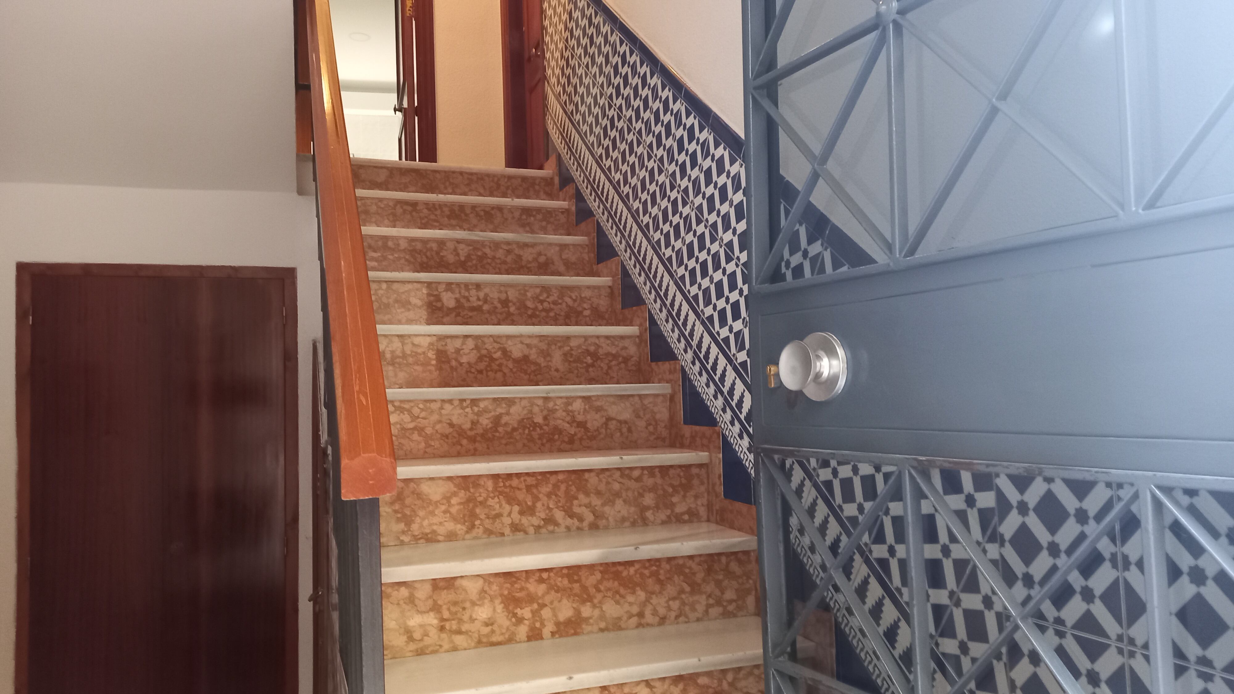 Escaleras de la vivienda de Consuelo Moreno, en la calle Hornos Negros de Jaén.