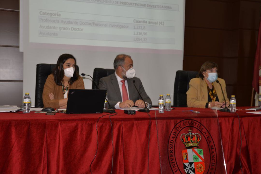 Julián Garde, en el centro durante el Consejo de Gobierno de la UCLM en el campus de Ciudad Real