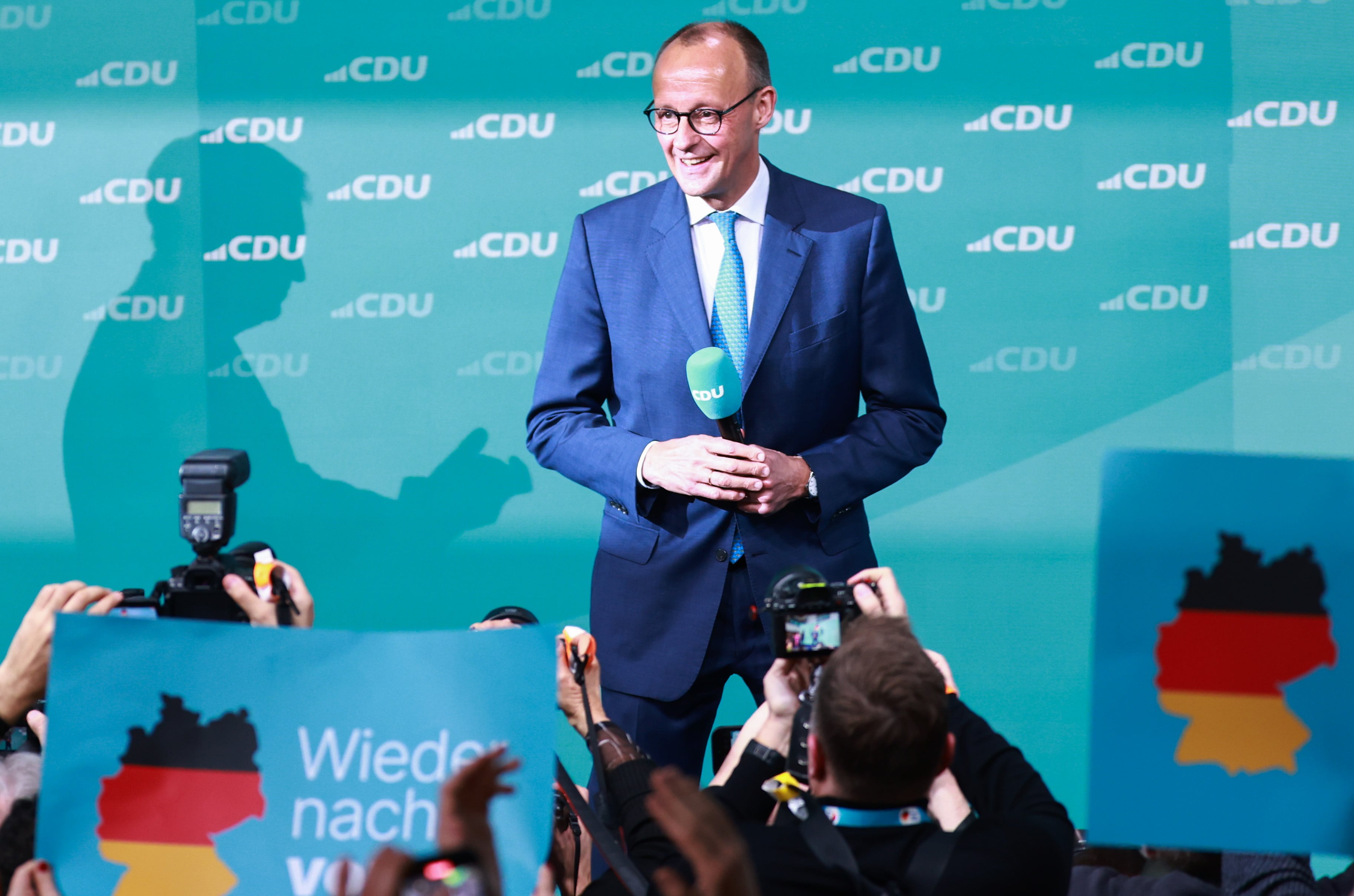 El conservador alemán de la CDU Friedrich Merz celebra los resultados en las elecciones de este domingo.