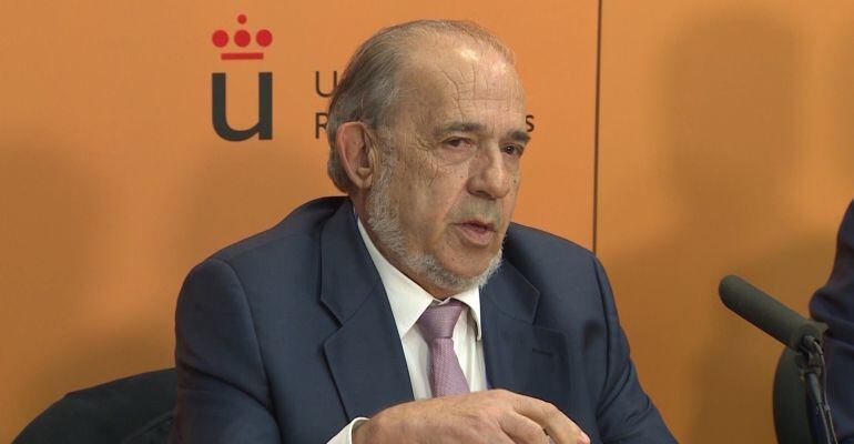 El catedrático Enrique Álvarez Conde durante una rueda de prensa