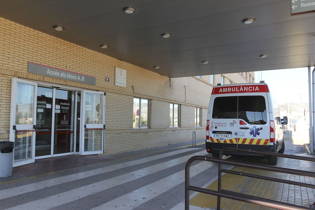 Imagen de una ambulancia en el Hospital General de Castellón.