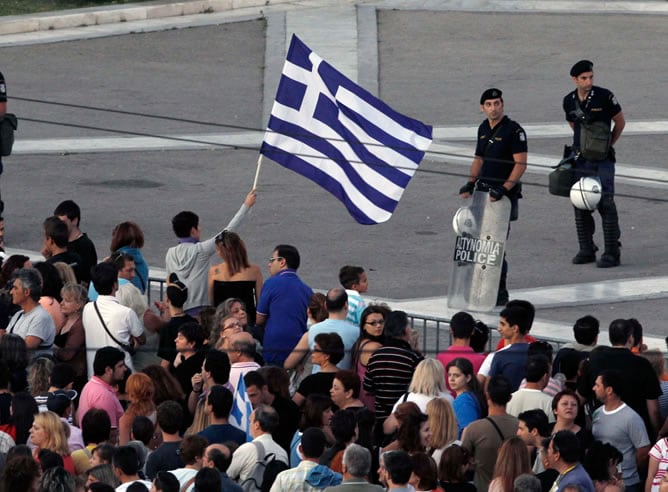 Varios jóvenes protestan frente al parlamento de Atenas