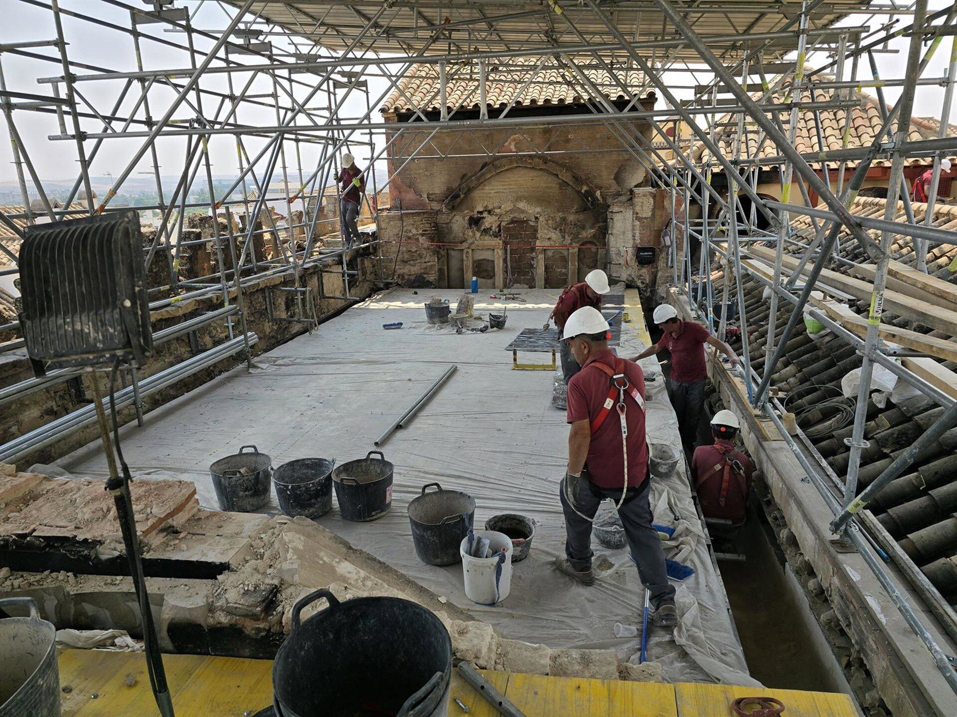 Imagen de archivo de los trabajos de emergencia para la protección de las cubiertas de la Mezquita afectadas por el incendio, que ahora serán restauradas.