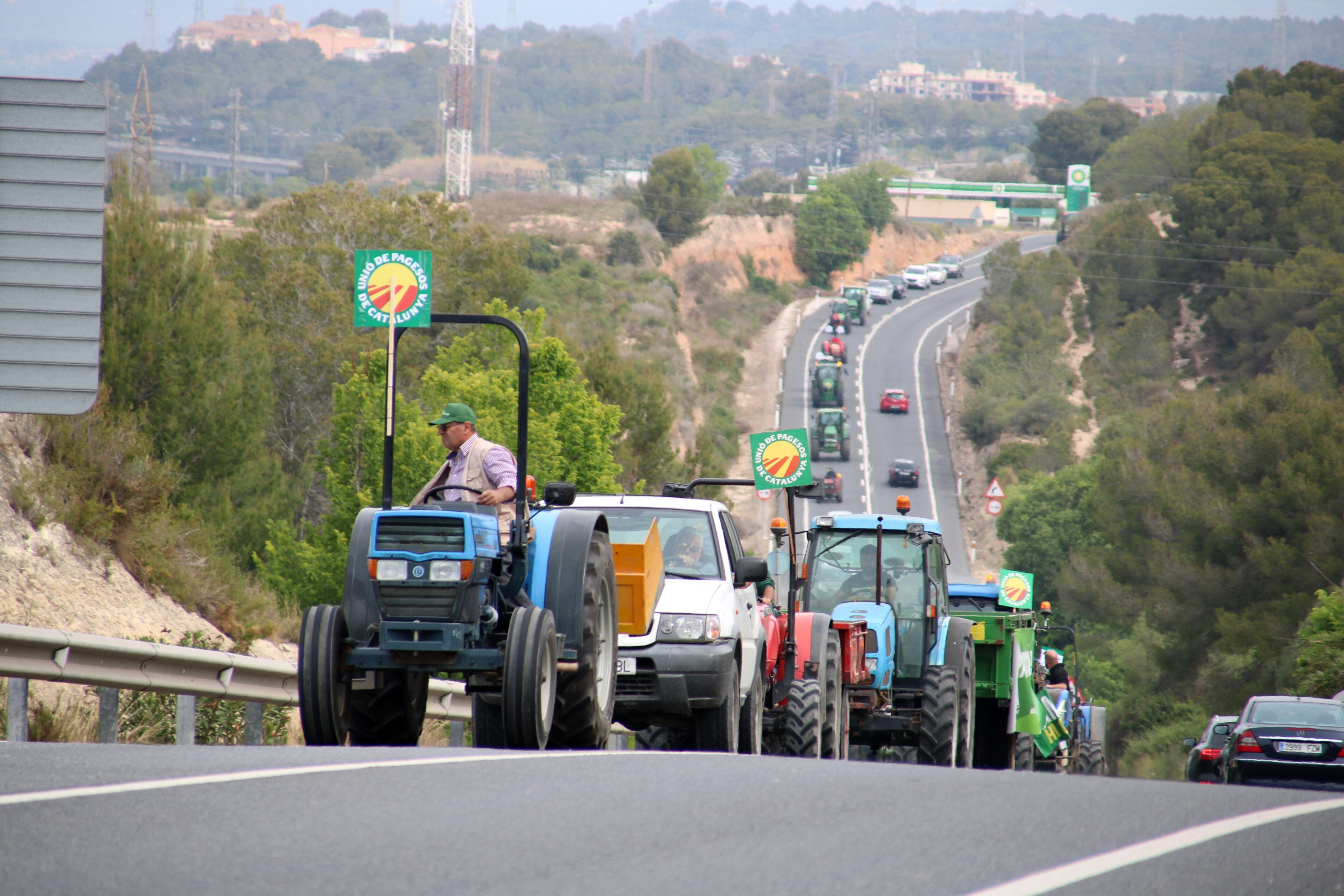 Pagesos conduint tractors per l&#039;N-240 entre el Morell i Tarragona en la protesta organitzada per Unió de Pagesos per denunciar la situació de la pagesia