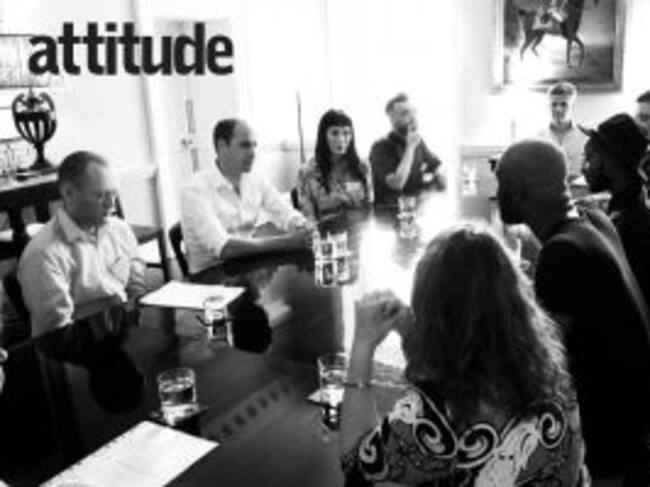 El principe Guillermo en un encuentro con homosexuales, lesbianas y transexuales, en la revista britanica gay 'Attitude'.