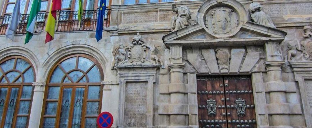 Fachada principal del Ayuntamiento de Martos.