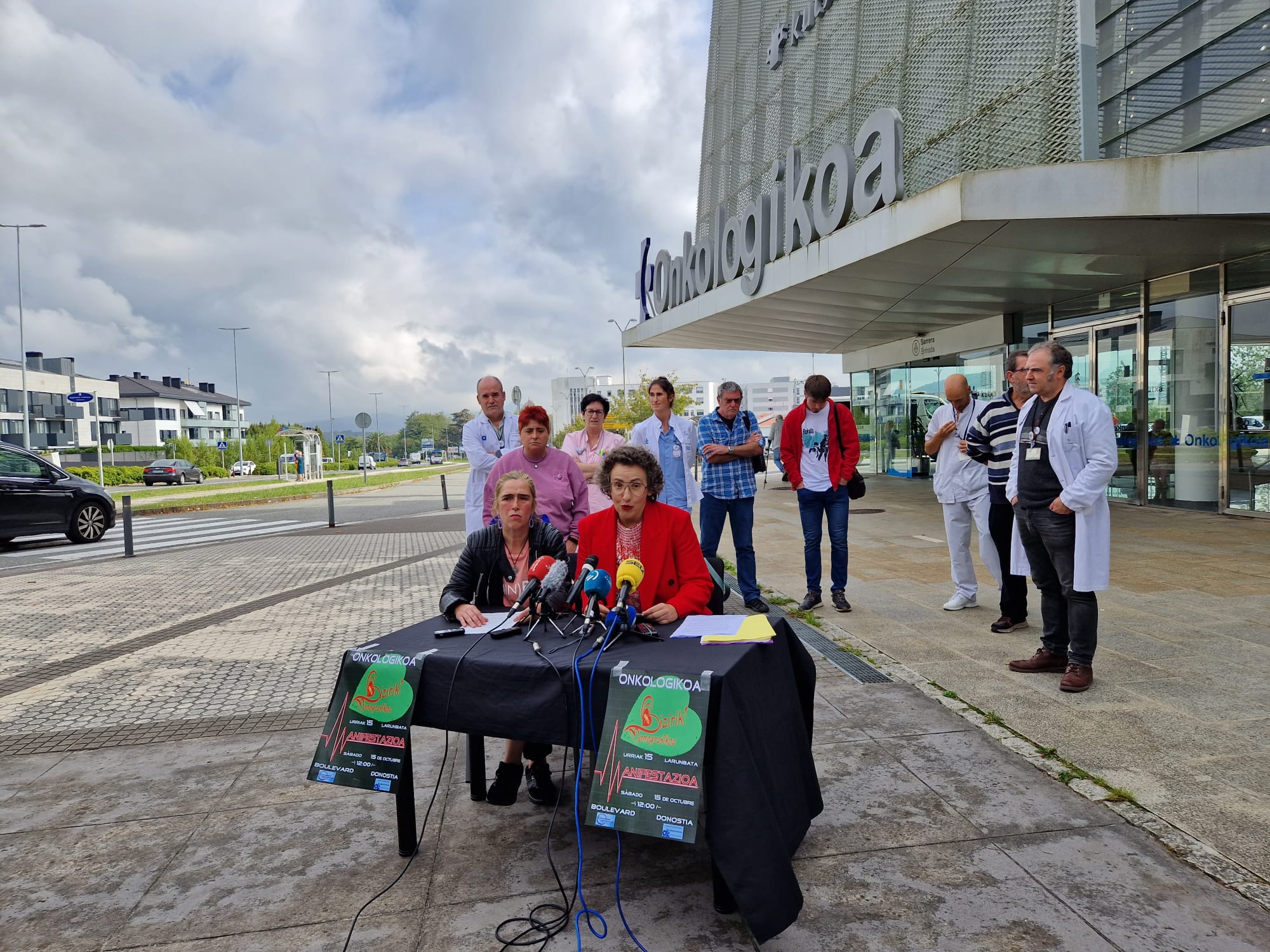 Las portavoces de la Comisión de Pacientes y Usuarios de Onkologikoa, Sandra Barkaiztegi y Olatz Mercader comparecen ante la prensa en la entrada del centro