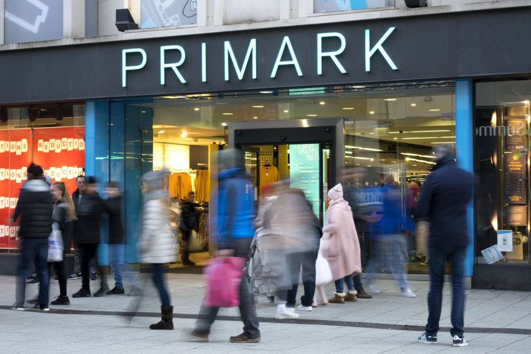 Viandantes pasean delante de un establecimiento de Primark.