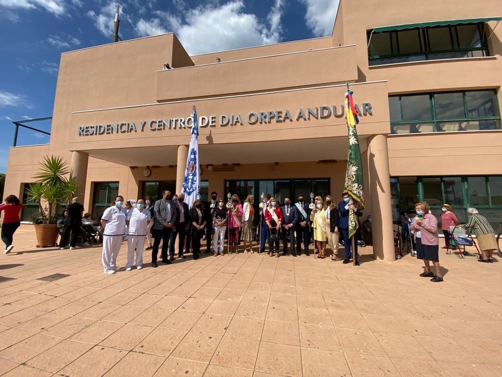 Tradicional convite de banderas anunciando la celebración de la Romería de la Virgen de la Cabeza.