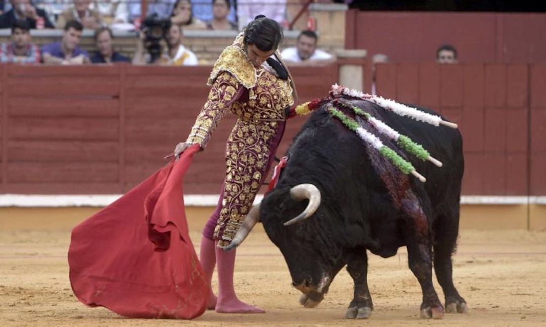  El diestro Morante de La Puebla durante la corrida para conmemorar del 50 aniversario de la plaza de toros de Córdoba