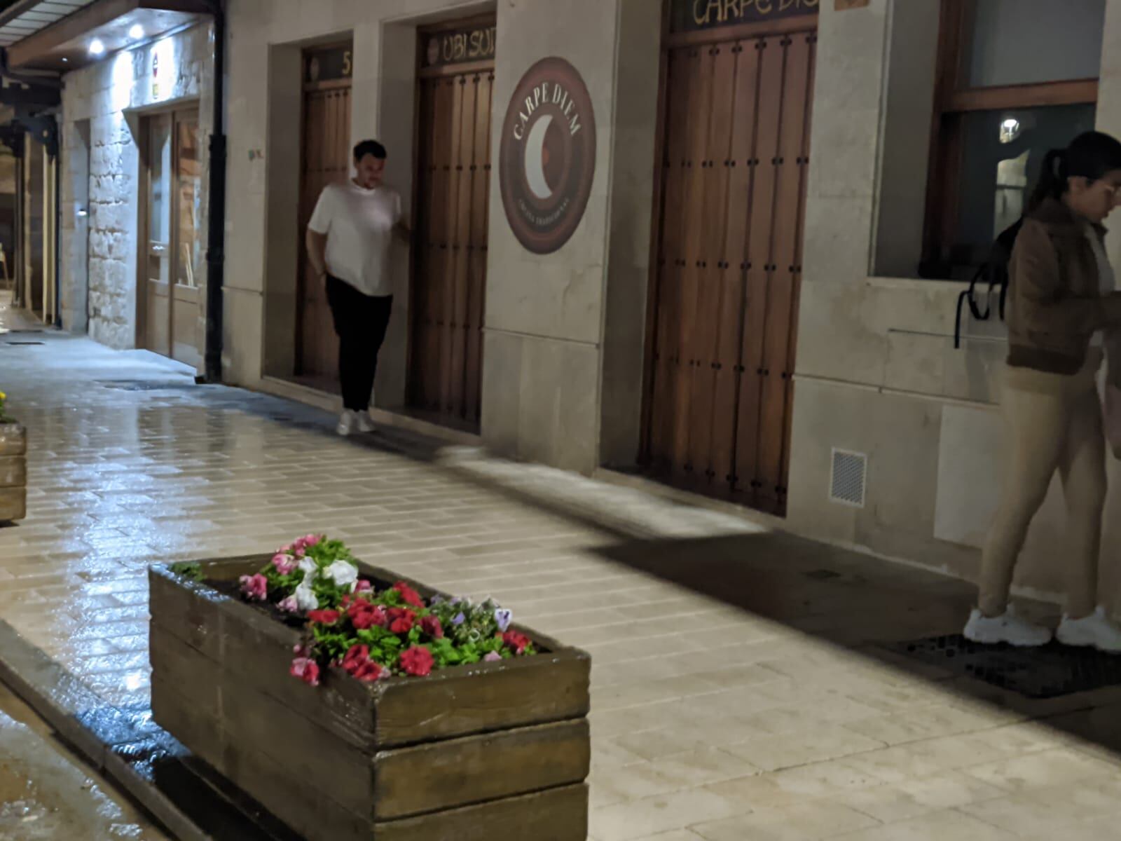 Tomás del Bien observa su telefóno móvil