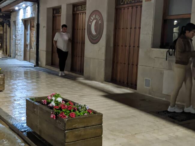 Tomás del Bien observa su telefóno móvil