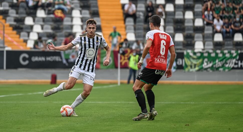 Dani Fernández encarando a Íñigo en el partido de ida