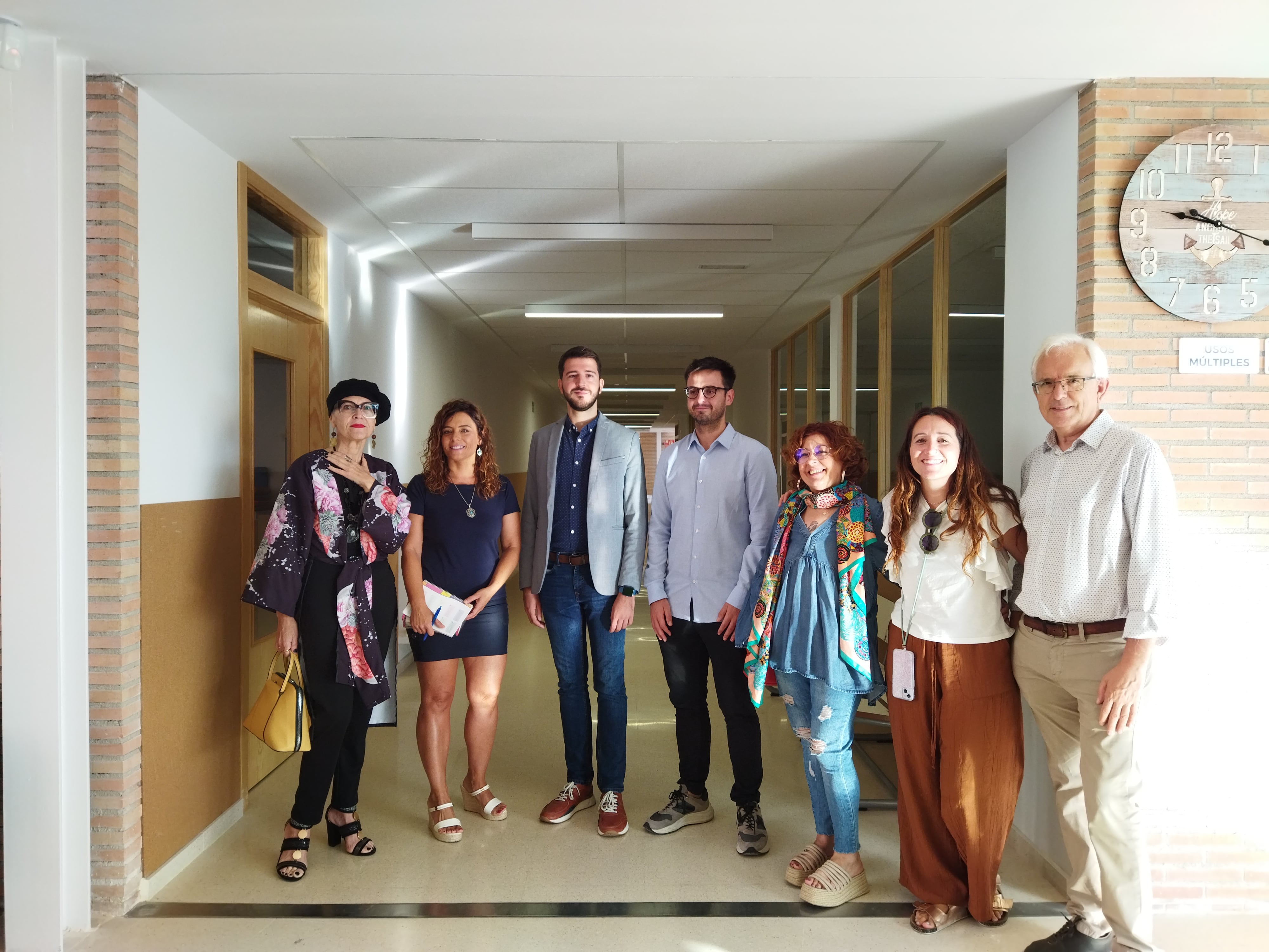 Inma Calatayud, directora del CEIP Bosco de Cocentaina, junto a Jordi Pla, alcalde de Cocentaina; Rubén Muñoz, primer teniente de alcalde; Berta Iñíguez, edil de Educación, y los concejales Marcela Richart, Marisa Abad y Paco Payá.