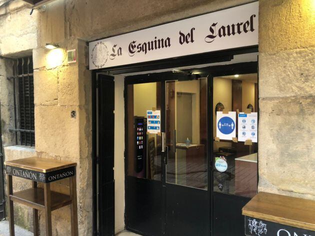 Los carteles informan de las normas que hay cumplir en el interior del local