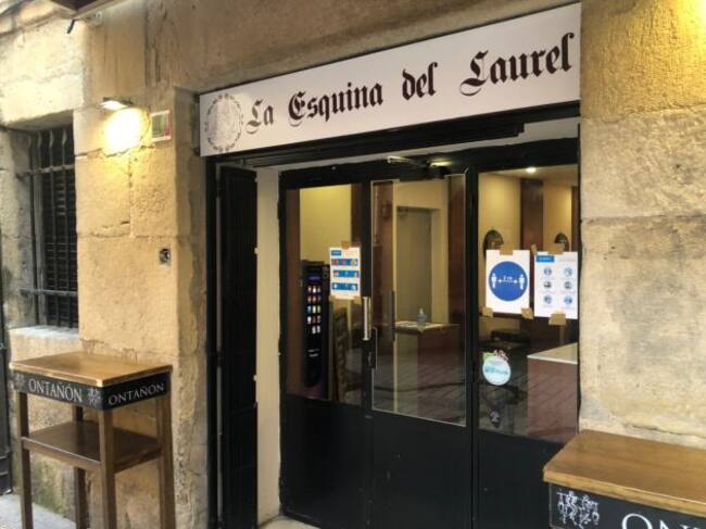 Los carteles informan de las normas que hay cumplir en el interior del local