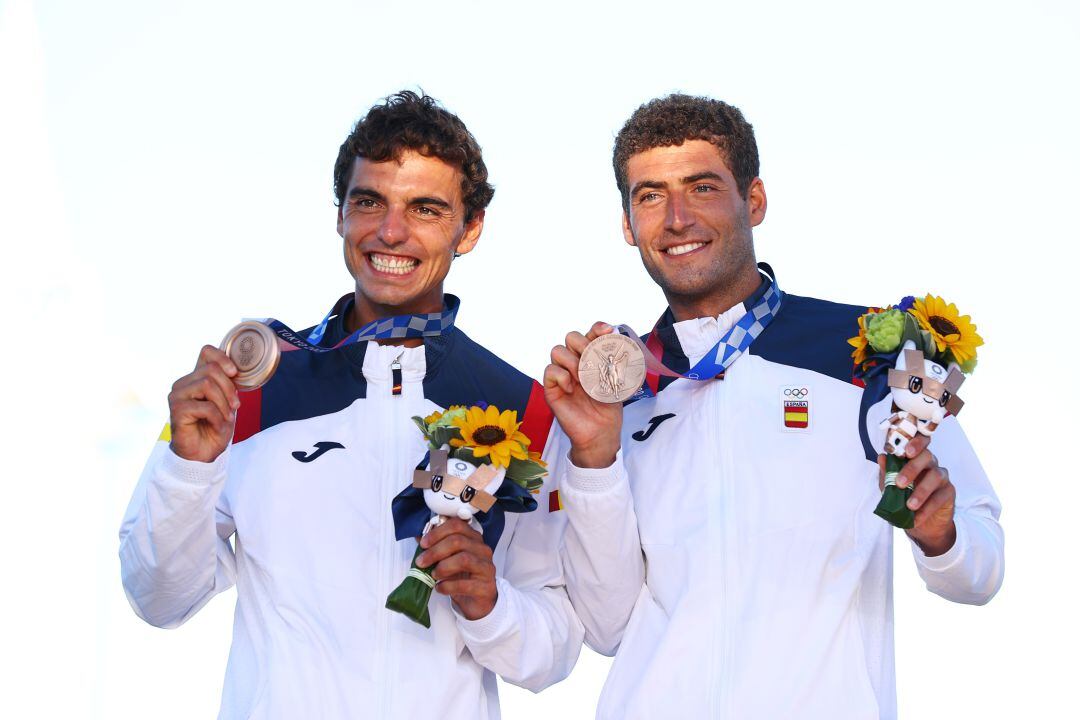 Jordi Xammar y Nico Rodríguez posan con su medalla de bronce en Tokio 2020