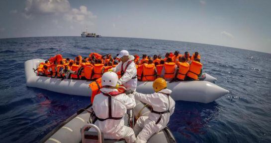 El barco Dignity I, con 94 inmigrantes a bordo de otro rescate, se dirige a la zona del naufragio. / MARTA SOSZYNSKA / MSF